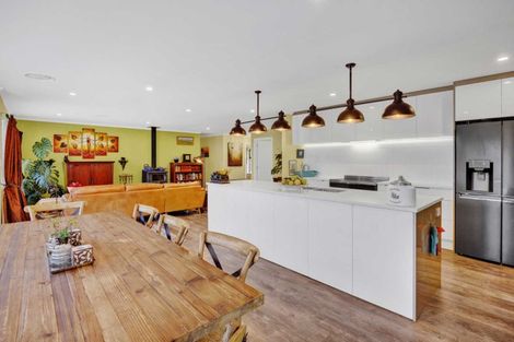 Photo of property in 2 Te Ara Karoiroa Road, Hurford, New Plymouth, 4374