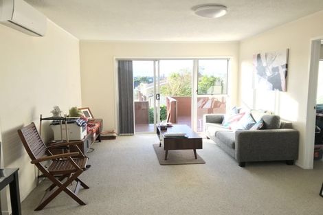 Photo of property in 1/309 Wairau Road, Totara Vale, Auckland, 0627