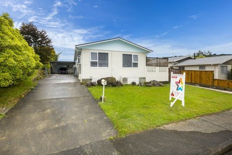 Photo of property in 28 Vista Crescent, Maoribank, Upper Hutt, 5018