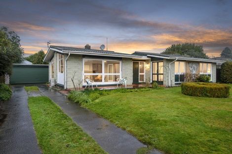 Photo of property in 15 Ostend Place, Avonhead, Christchurch, 8042