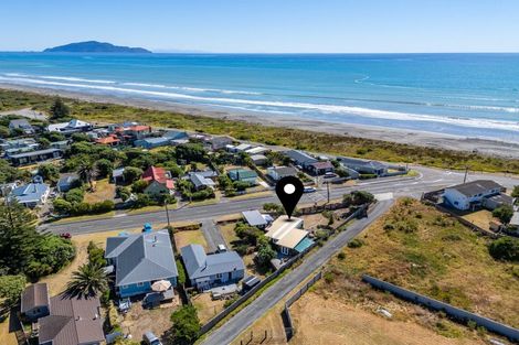 Photo of property in 6 Rangiuru Road, Otaki Beach, Otaki, 5512
