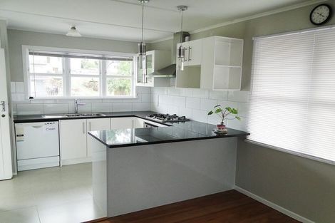 Photo of property in 111 Gossamer Drive, Pakuranga Heights, Auckland, 2010