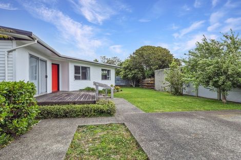 Photo of property in 32 Matthews Road, Wainuiomata, Lower Hutt, 5014