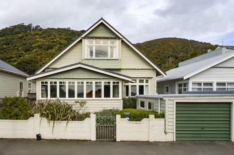 Photo of property in 73 Marine Parade, Eastbourne, Lower Hutt, 5013