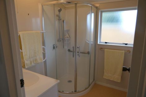 Photo of property in 2/34 Howard Road, Northcote, Auckland, 0627