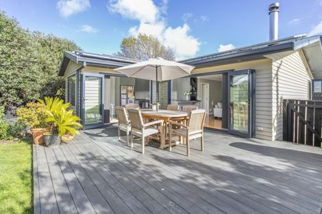 Photo of property in 8 Kiekie Road, Mangere Bridge, Auckland, 2022
