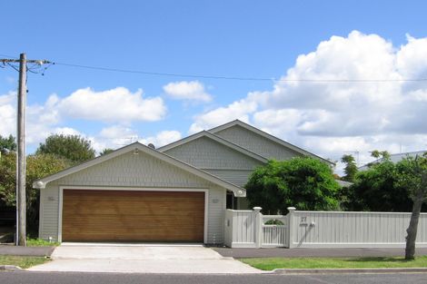 Photo of property in 27 Russell Street, Stanley Point, Auckland, 0624