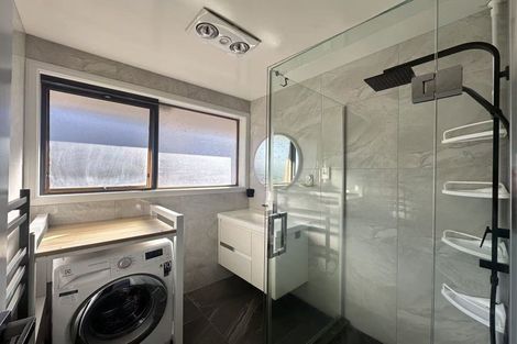 Photo of property in 46 Target Road, Totara Vale, Auckland, 0629