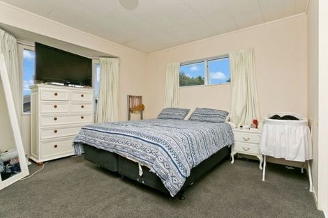 Photo of property in 14 Jumento Place, Unsworth Heights, Auckland, 0632