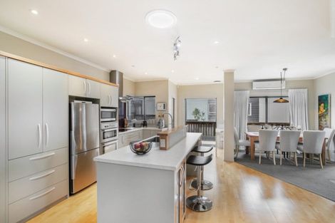 Photo of property in 2 Ellivani Rise, Pukekohe, 2120