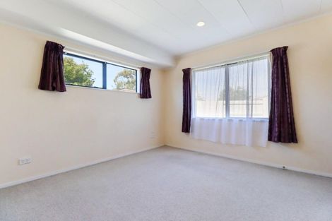 Photo of property in 75 Hillcrest Drive, Kelvin Grove, Palmerston North, 4414