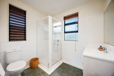 Photo of property in 30 Woodridge Avenue, Northcross, Auckland, 0630