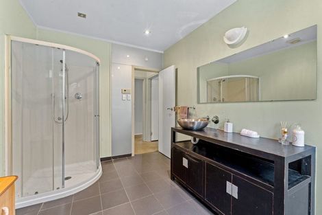 Photo of property in 10 Hobbs Road, Matakatia, Whangaparaoa, 0930