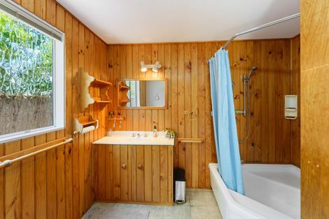 Photo of property in 10 Titoki Road, Waikanae Beach, Waikanae, 5036