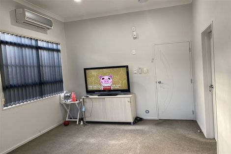 Photo of property in 15a Kiernan Place, Kelston, Auckland, 0602