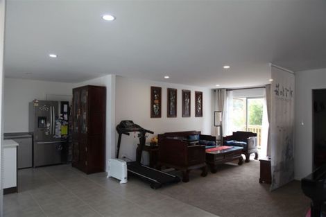 Photo of property in 3 Julia Place, Totara Vale, Auckland, 0629