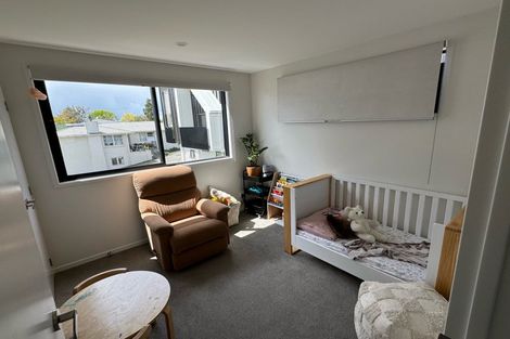 Photo of property in 3/8 Chivalry Road, Glenfield, Auckland, 0629