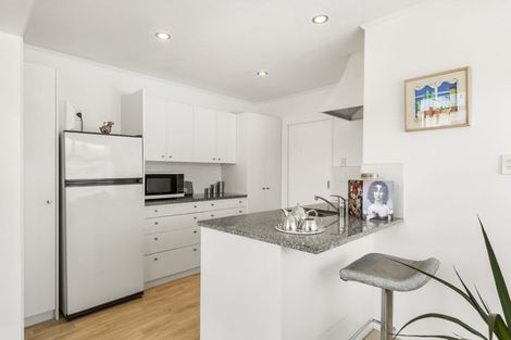 Photo of property in 16 Keldale Place, Forrest Hill, Auckland, 0620