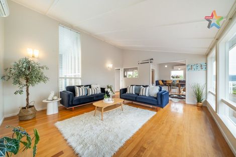 Photo of property in 10 Walnut Way, Maungaraki, Lower Hutt, 5010