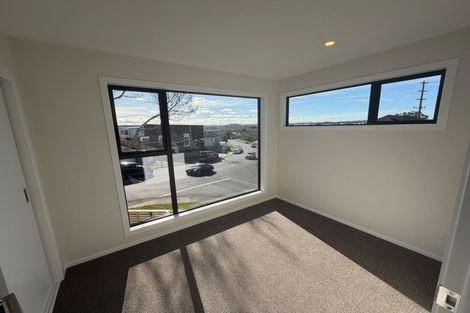 Photo of property in 27 Meadowood Drive, Unsworth Heights, Auckland, 0632