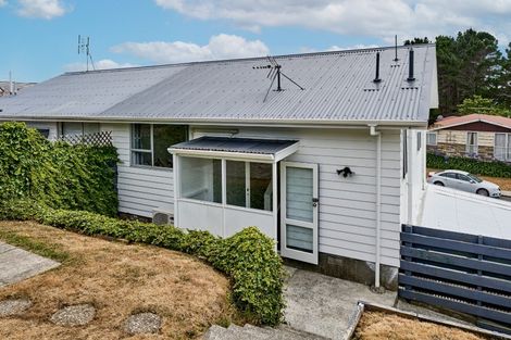 Photo of property in 30 Colchester Crescent, Newlands, Wellington, 6037