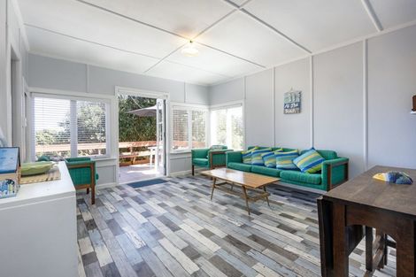 Photo of property in 35 North Piha Road, Piha, 0772