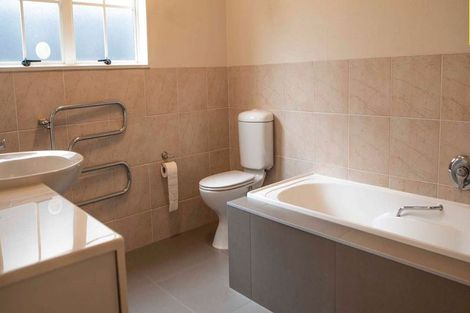 Photo of property in 2/48 Onepoto Road, Hauraki, Auckland, 0622