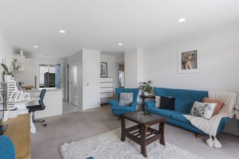 Photo of property in 2c/20 Ian Marwick Place, Birkenhead, Auckland, 0626