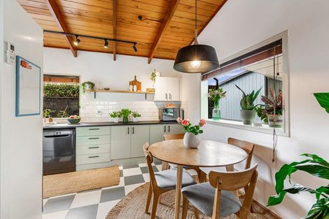 Photo of property in 2/9 London Street, Te Atatu Peninsula, Auckland, 0610