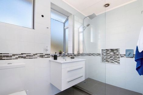 Photo of property in 33 Lincoln Park Avenue, Massey, Auckland, 0614