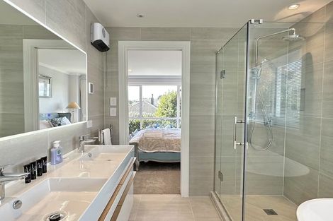 Photo of property in 7b Garadice Road, Rothesay Bay, Auckland, 0630