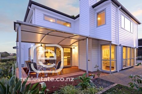 Photo of property in 16 Lakeridge Close, Northcross, Auckland, 0632