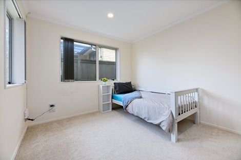 Photo of property in 106c Simpson Road, Henderson Valley, Auckland, 0614