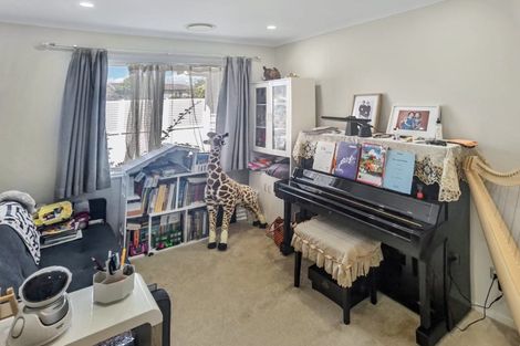 Photo of property in 10 Gilbransen Road, Kumeu, 0810