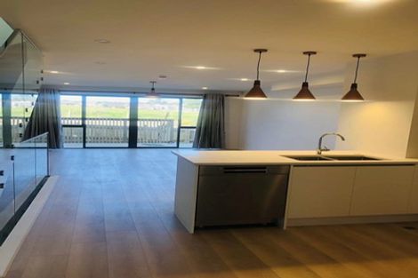 Photo of property in 14 Ingham Court, Fairview Heights, Auckland, 0632