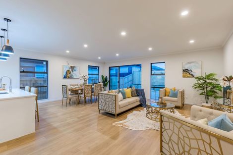 Photo of property in 43 Vinistra Road, Kumeu, 0810