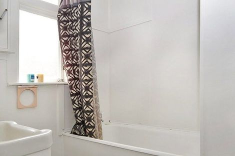 Photo of property in 34 Shamrock Street, Takaro, Palmerston North, 4412