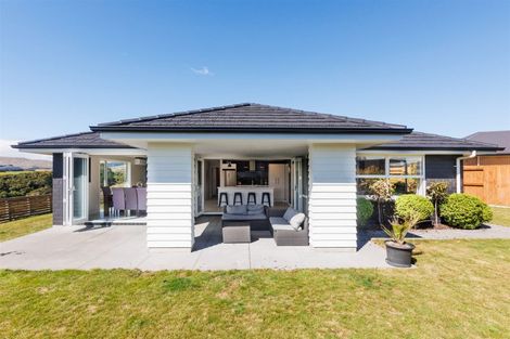 Photo of property in 132 Johnstone Drive, Fitzherbert, Palmerston North, 4410
