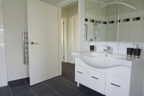 Photo of property in Woodlands Villas, 17a Sherwill Street East, Feilding, 4702