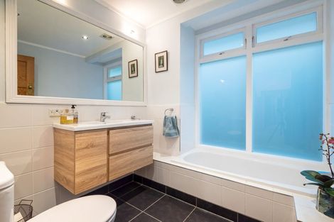 Photo of property in 12 Glade Place, Birkenhead, Auckland, 0626