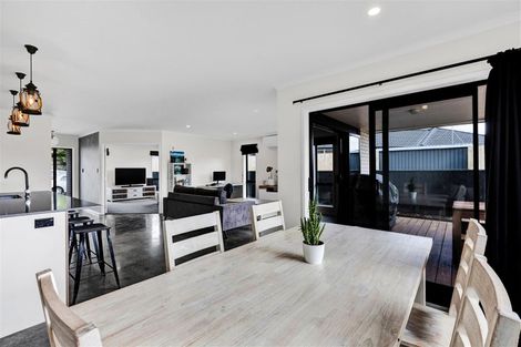 Photo of property in 15 Frederick Place, Whalers Gate, New Plymouth, 4310