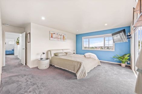 Photo of property in 52 Rising Parade, Fairview Heights, Auckland, 0632