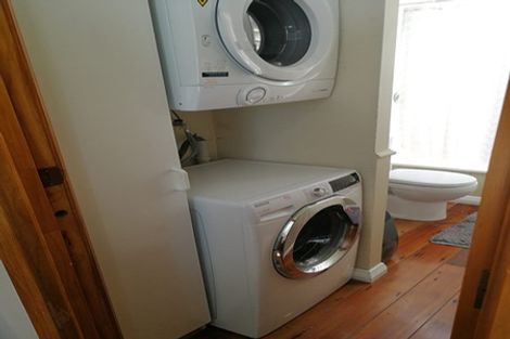 Photo of property in 180 Sutherland Road, Lyall Bay, Wellington, 6022