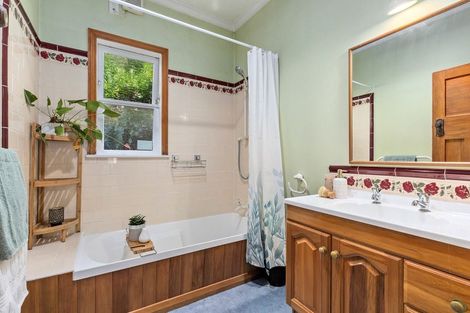 Photo of property in 11 Hungerford Road, Lyall Bay, Wellington, 6022