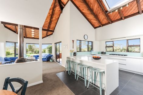 Photo of property in 102 Shaw Road, Oratia, Auckland, 0604