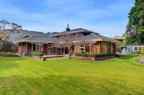 Photo of property in 10 Karaka Grove, Waikanae, 5036