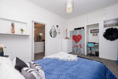 Photo of property in 18 Castle Street, Eltham, 4322