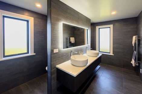 Photo of property in 16 Ruxton Road, Wainui, 0932