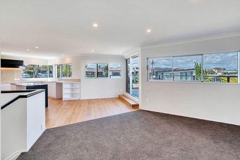 Photo of property in 2/36 Devon Road, Bucklands Beach, Auckland, 2012