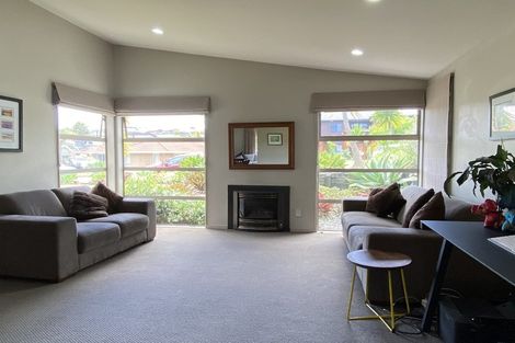 Photo of property in 17 Glen Bay Close, Pinehill, Auckland, 0632